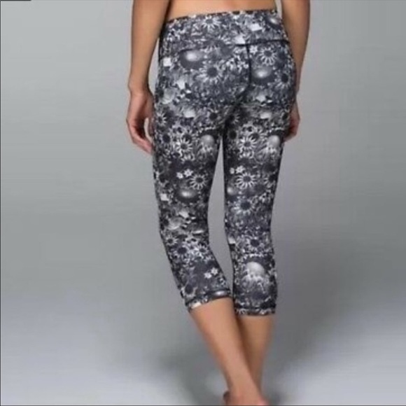 Lululemon black floral crop leggings - Picture 7 of 10